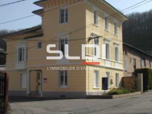 Au sein d'un joli parc d'activité boisé situé en