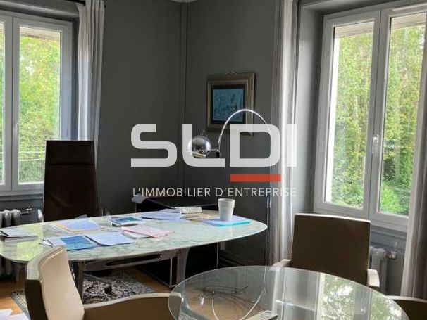 Au sein d'un joli parc d'activité boisé situé en