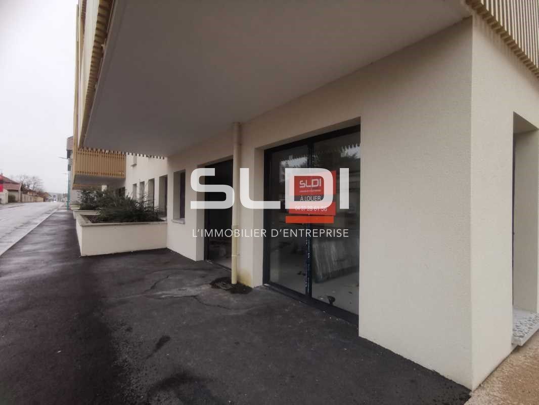 Dans immeuble neuf  sur avenue très passante , pr