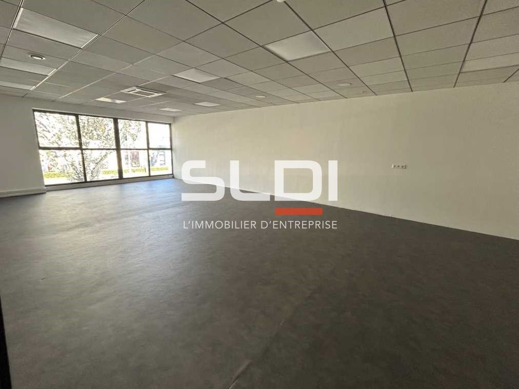 Idéalement situé au sein de la zone économique dy