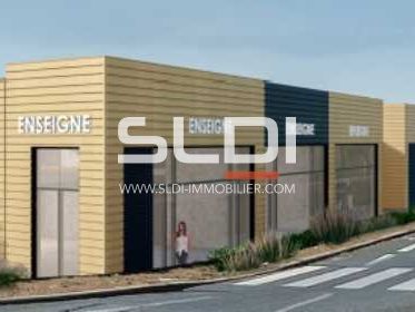 Idéalement situé sur un axe passant de la commune