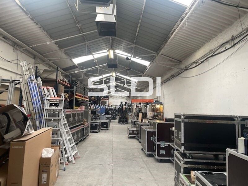 Ce local d'activité de 800m², idéalement situé su