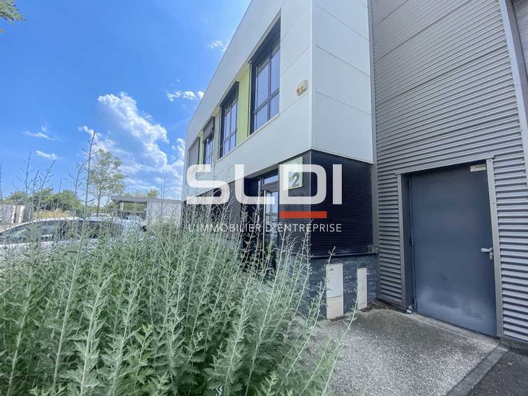 A louer à Vaulx en Velin, locaux d'activités de 6