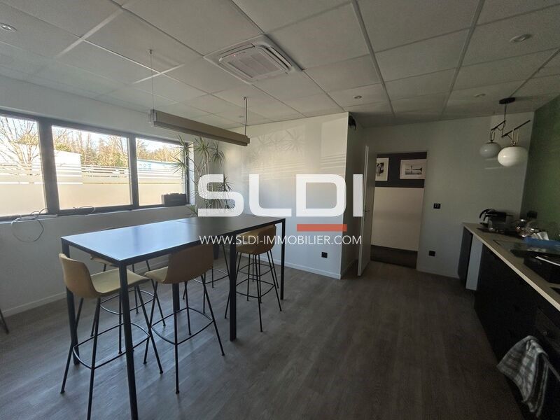 Situés dans un emplacement stratégique, ces locau