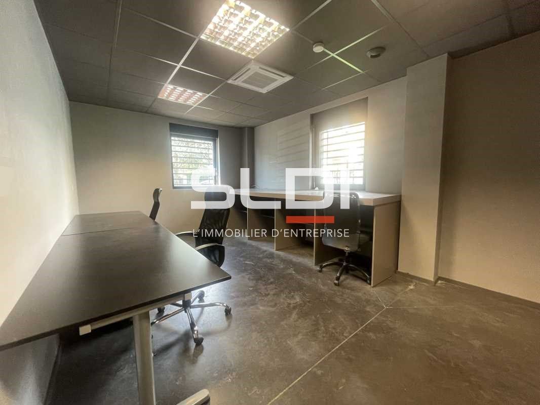 Bureaux à louer à Vaulx-en-Velin, offrant 79 m² d
