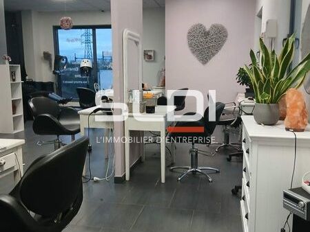 Salon de coiffure avec espace beauté établi depui