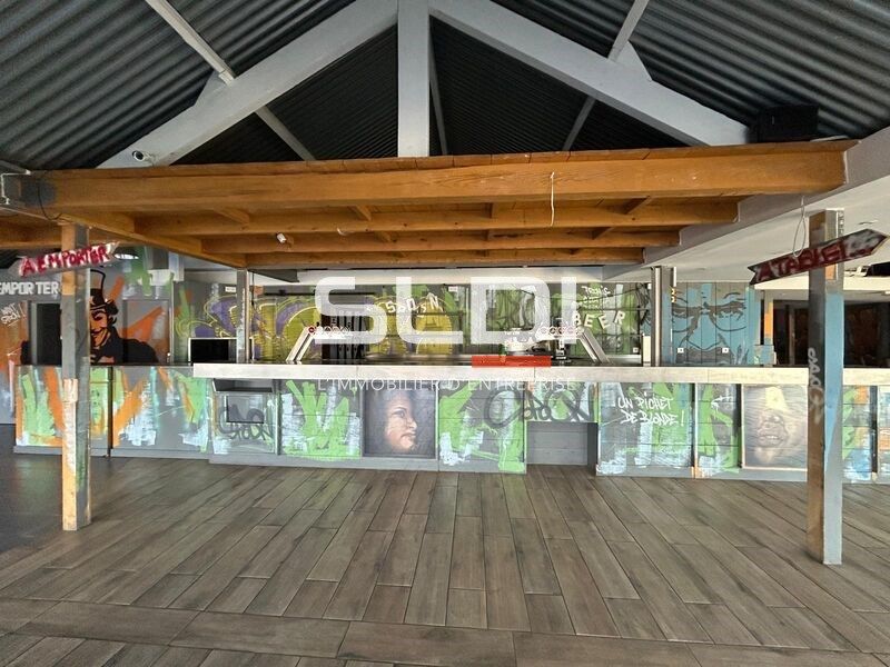 Idéalement situé sur l'axe principal de Saint-Bon