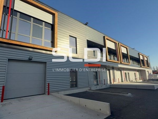 Idéalement placé en bordure d'autoroute avec une