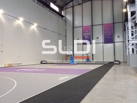 Nous proposons un local d'activité de 2500 m² sur