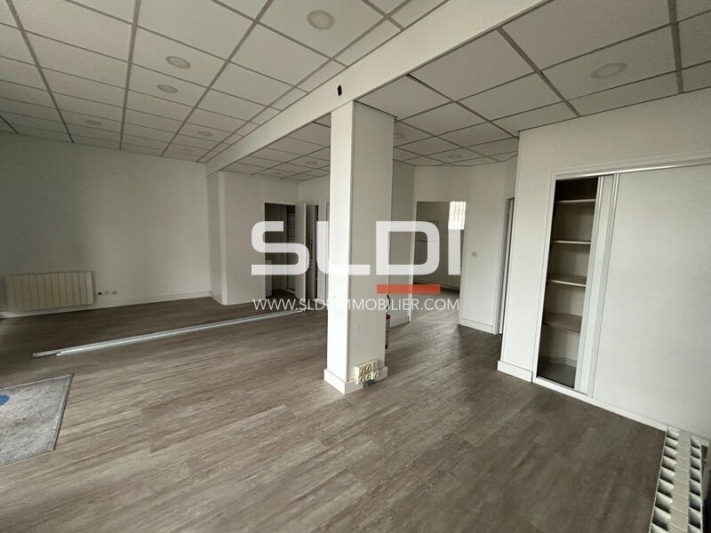 Situé sur la commune de Neuville-sur-Saône, au  c