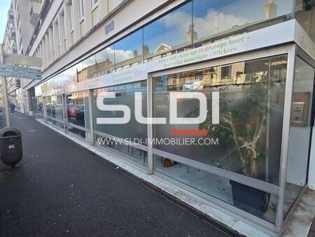 Local commercial de 373 m² - Rue de Lyon à Mâcon 