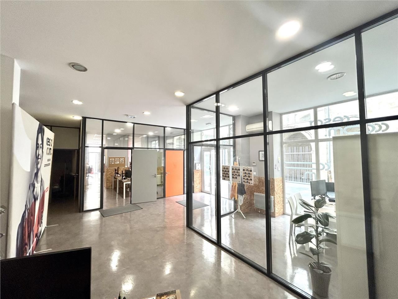 Arthur Loyd propose à la location environ 805 m² 