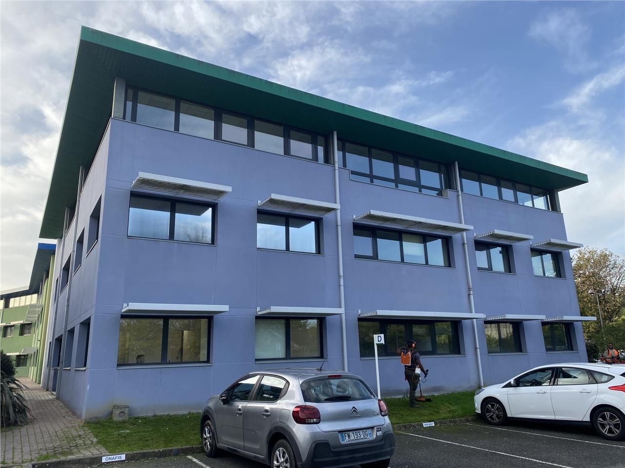 À proximité immédiate de la rocade et limitrophe