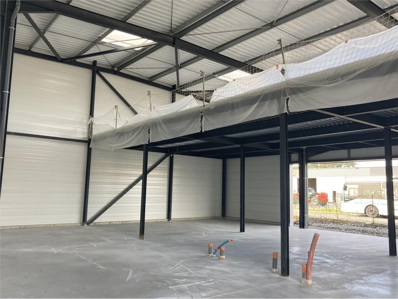 Arthur Loyd Bordeaux vous propose trois entrepôts