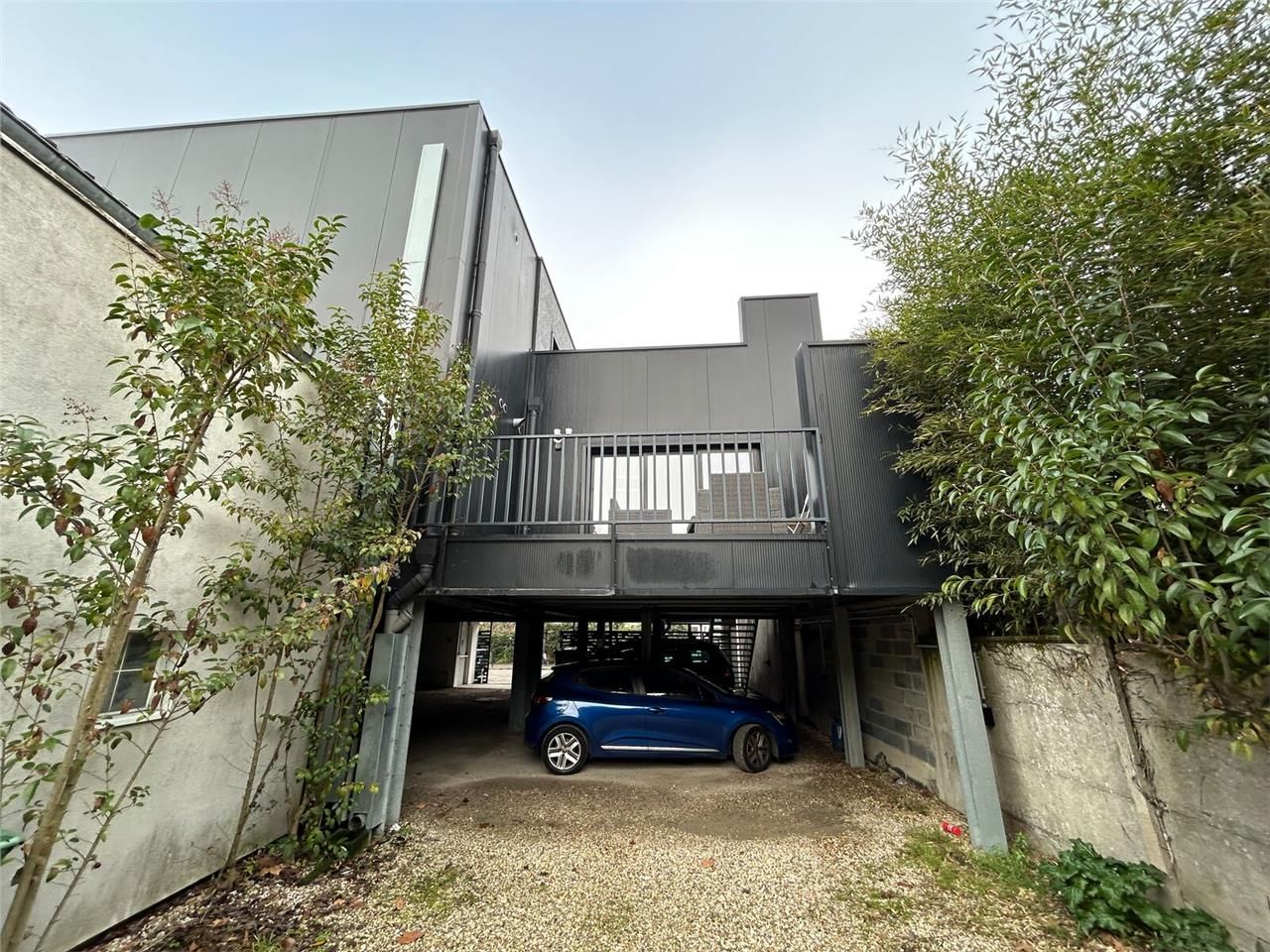 Cet immeuble indépendant développe environ 359 m²