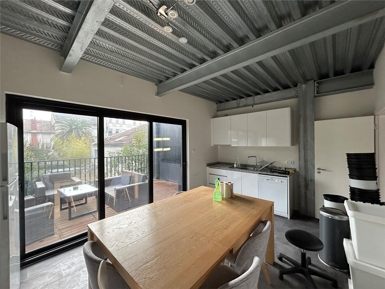 Cet immeuble indépendant développe environ 359 m²