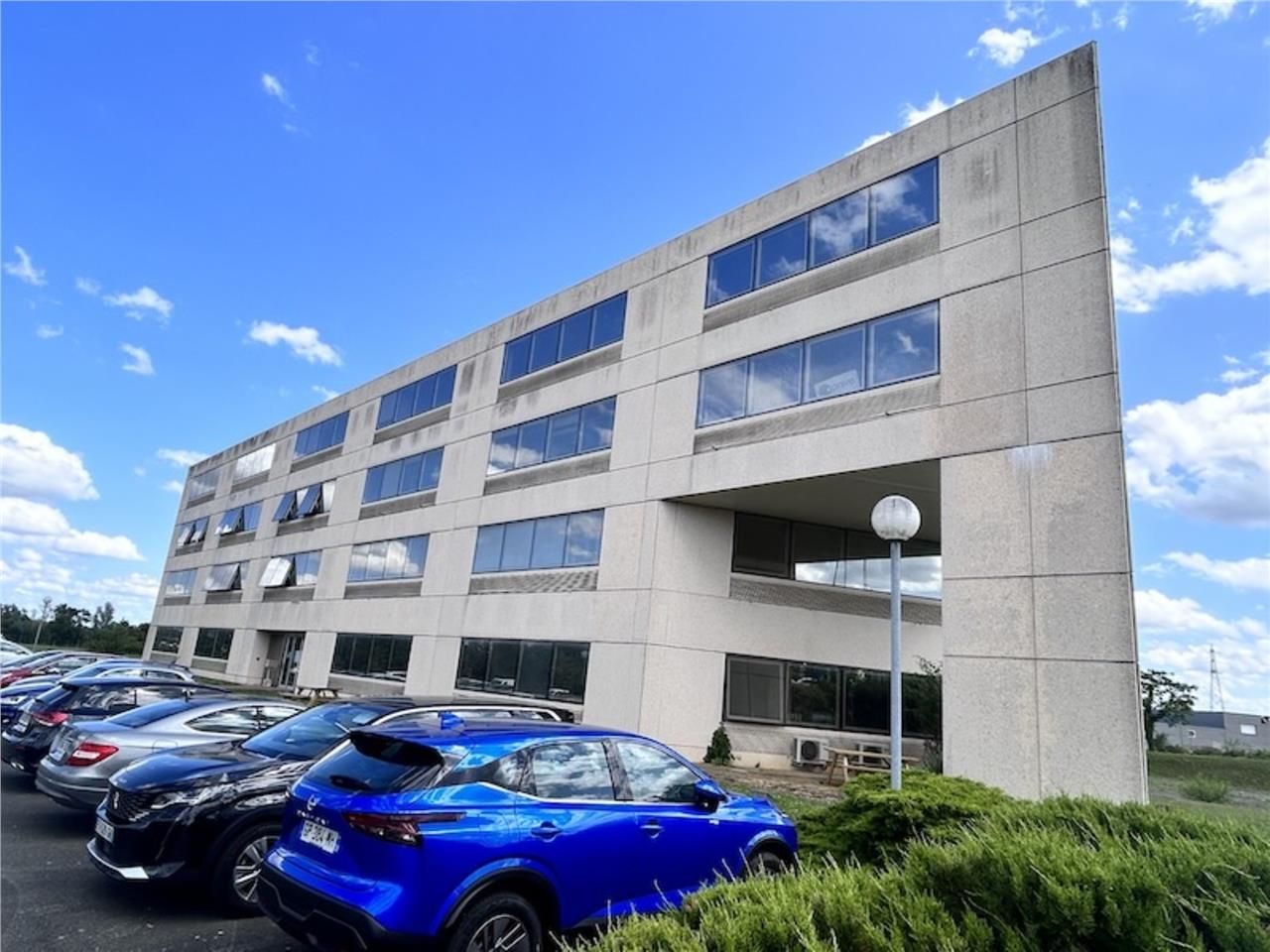 MACON LOCHÉ FACE A LA GARE TGV -  Bel immeuble de