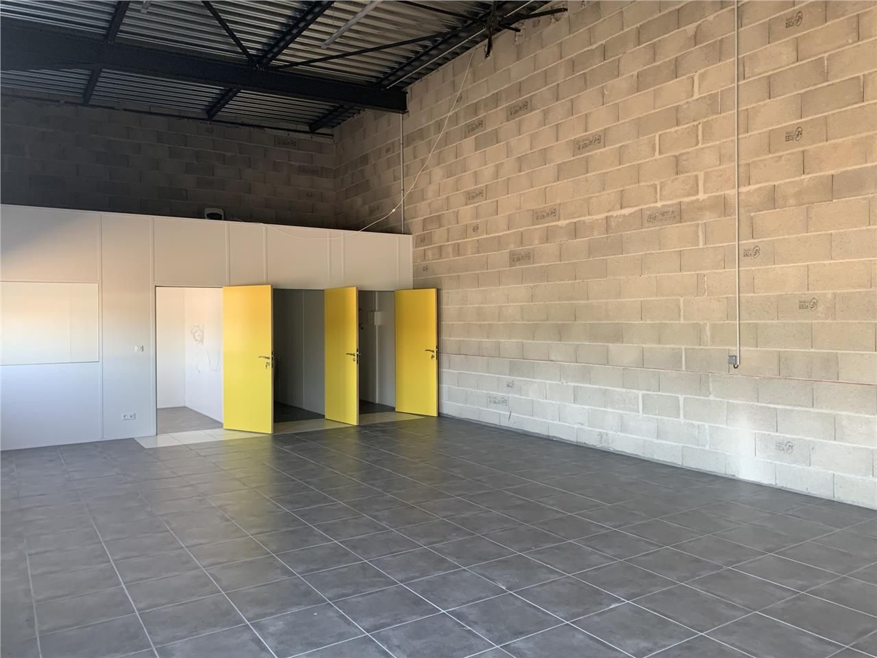 A 1 minute de l'accès autoroute A40 et des grands