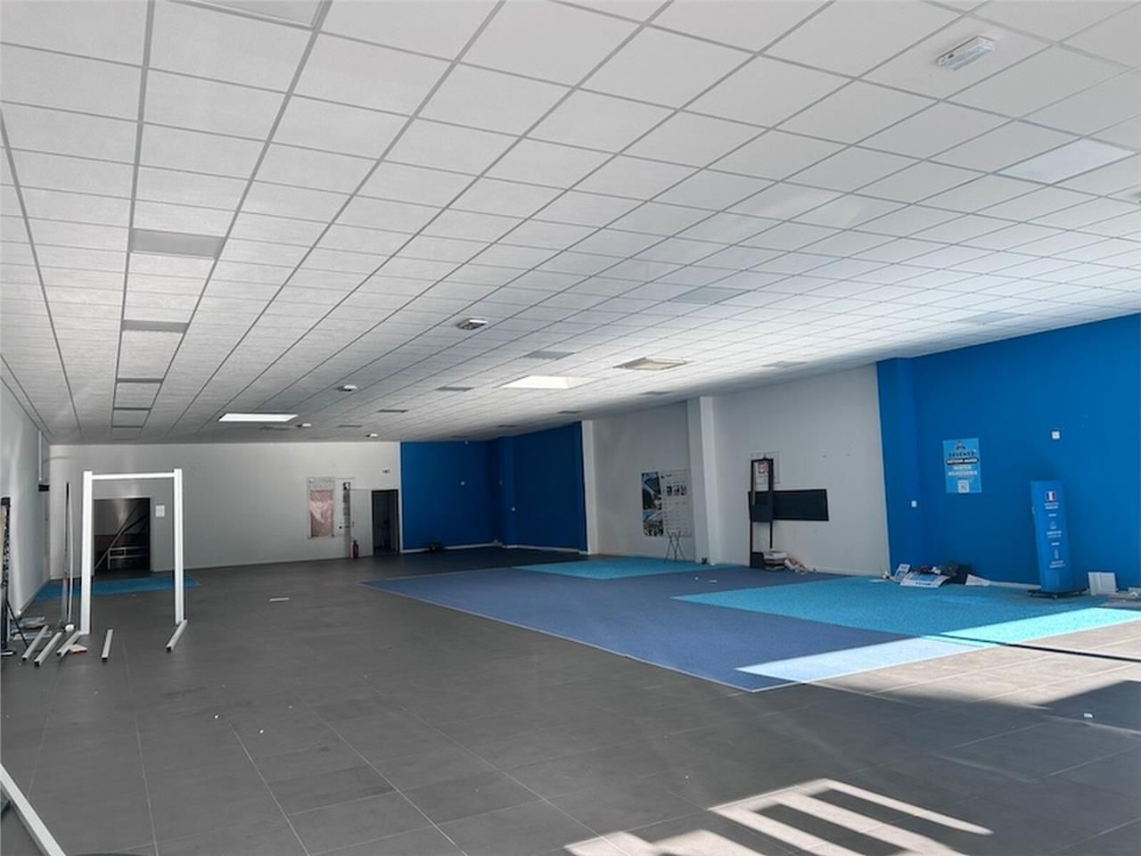 Zone commerciale Croix Blanche En façade de l'ave