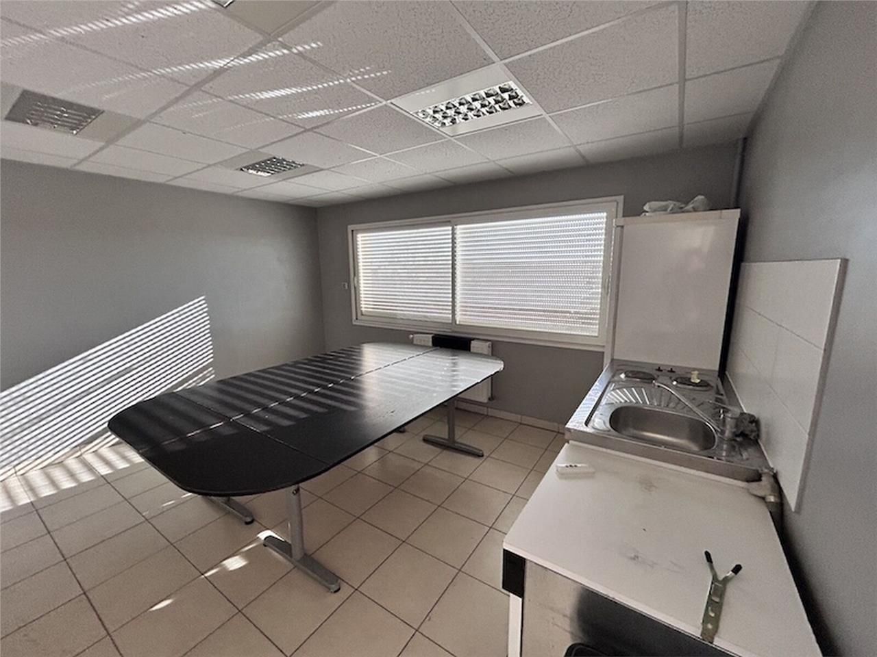 MEZERIAT - BUREAUX AVEC STOCKAGE A LOUER dans un 