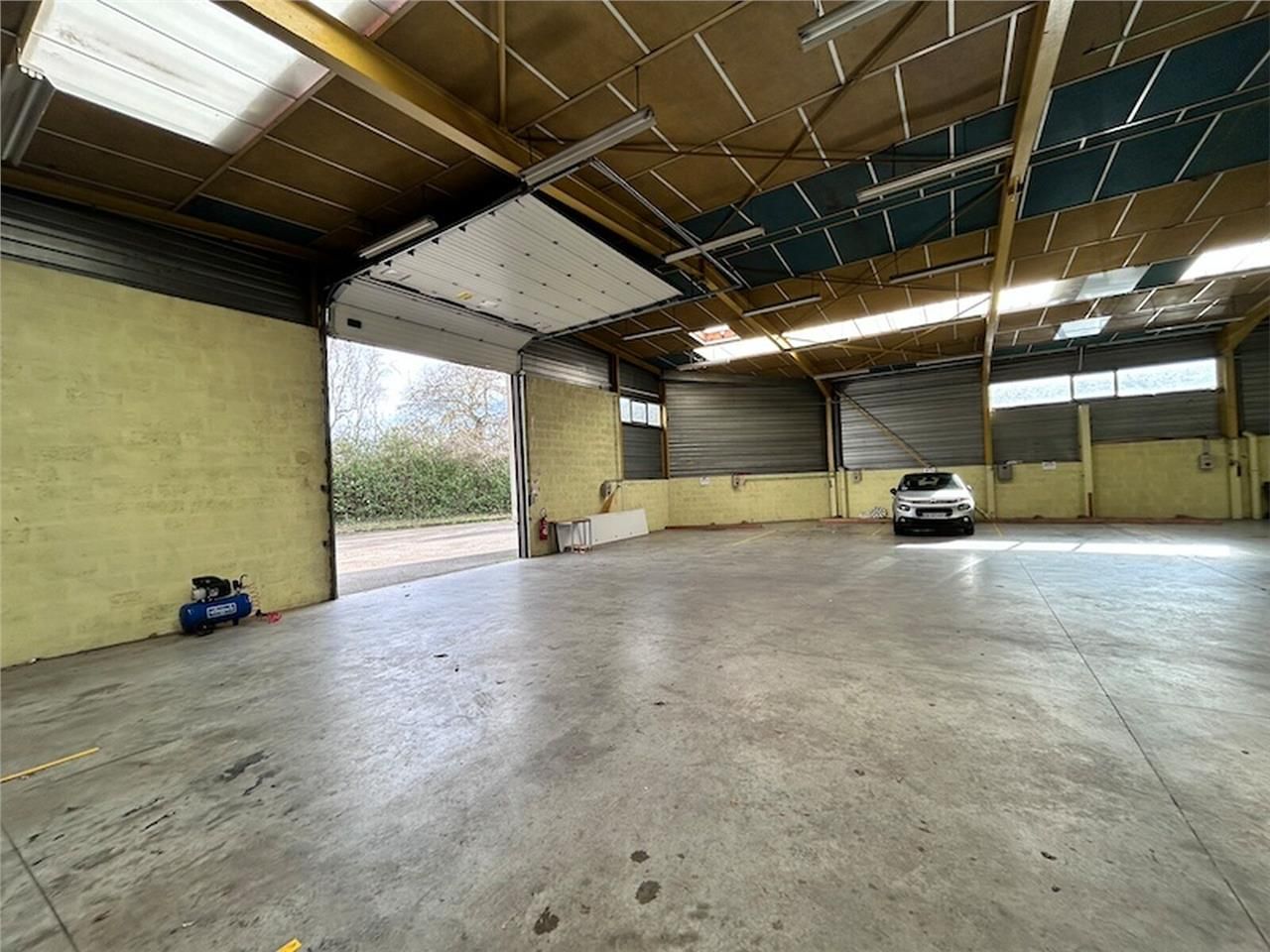 VIRIAT - BOURG EN BRESSE  Local d'activité de 500