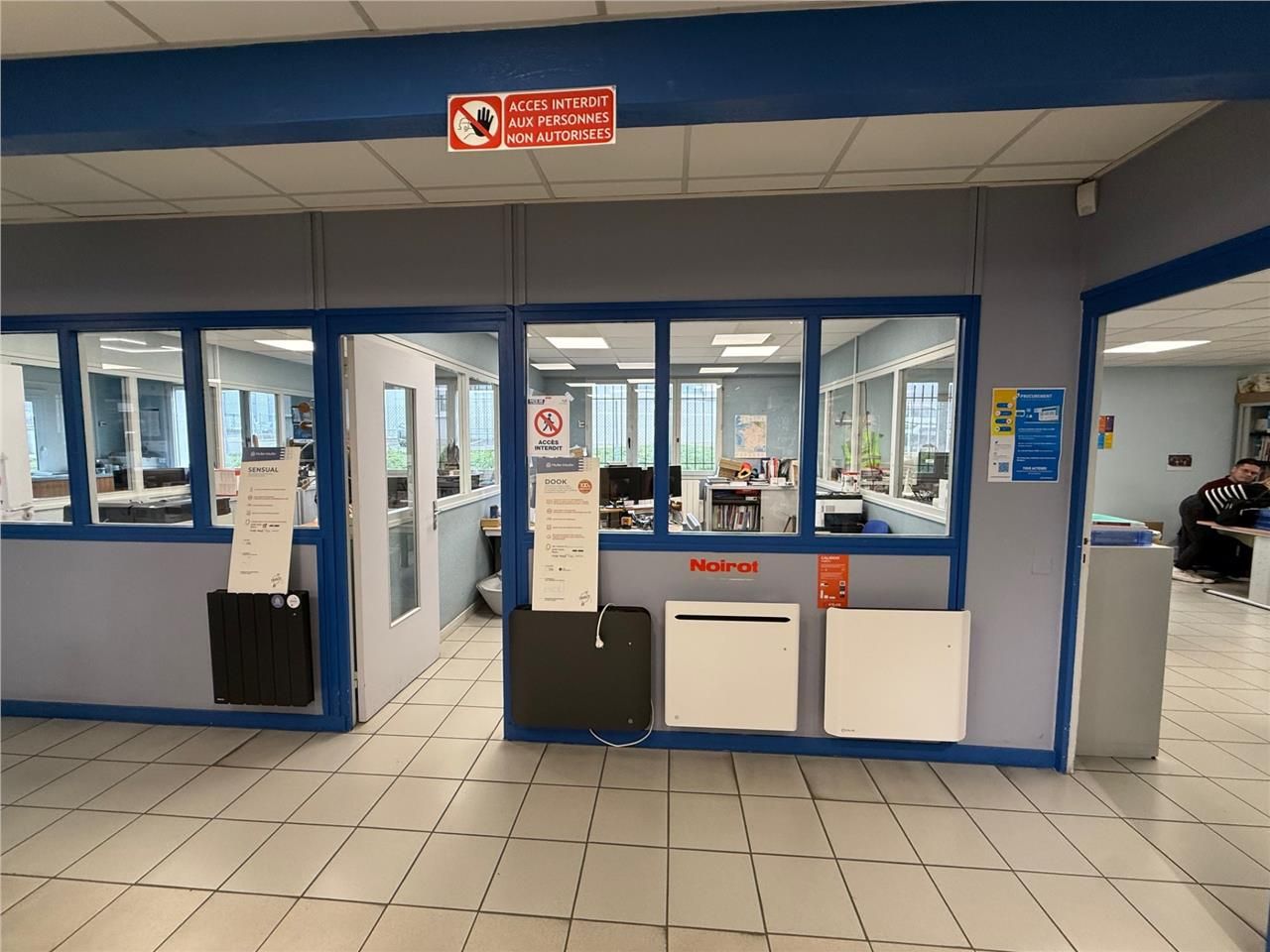 LONS LE SAUNIER - Bâtiment industriel sur son ter