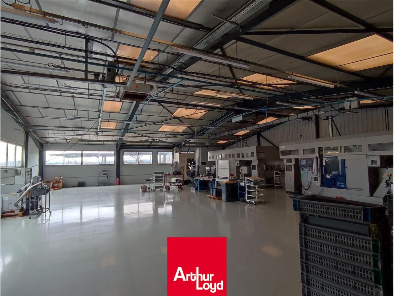 A VENDRE  LOCAUX D'ACTIVITE - SAINT-TRIVIER-SUR-M