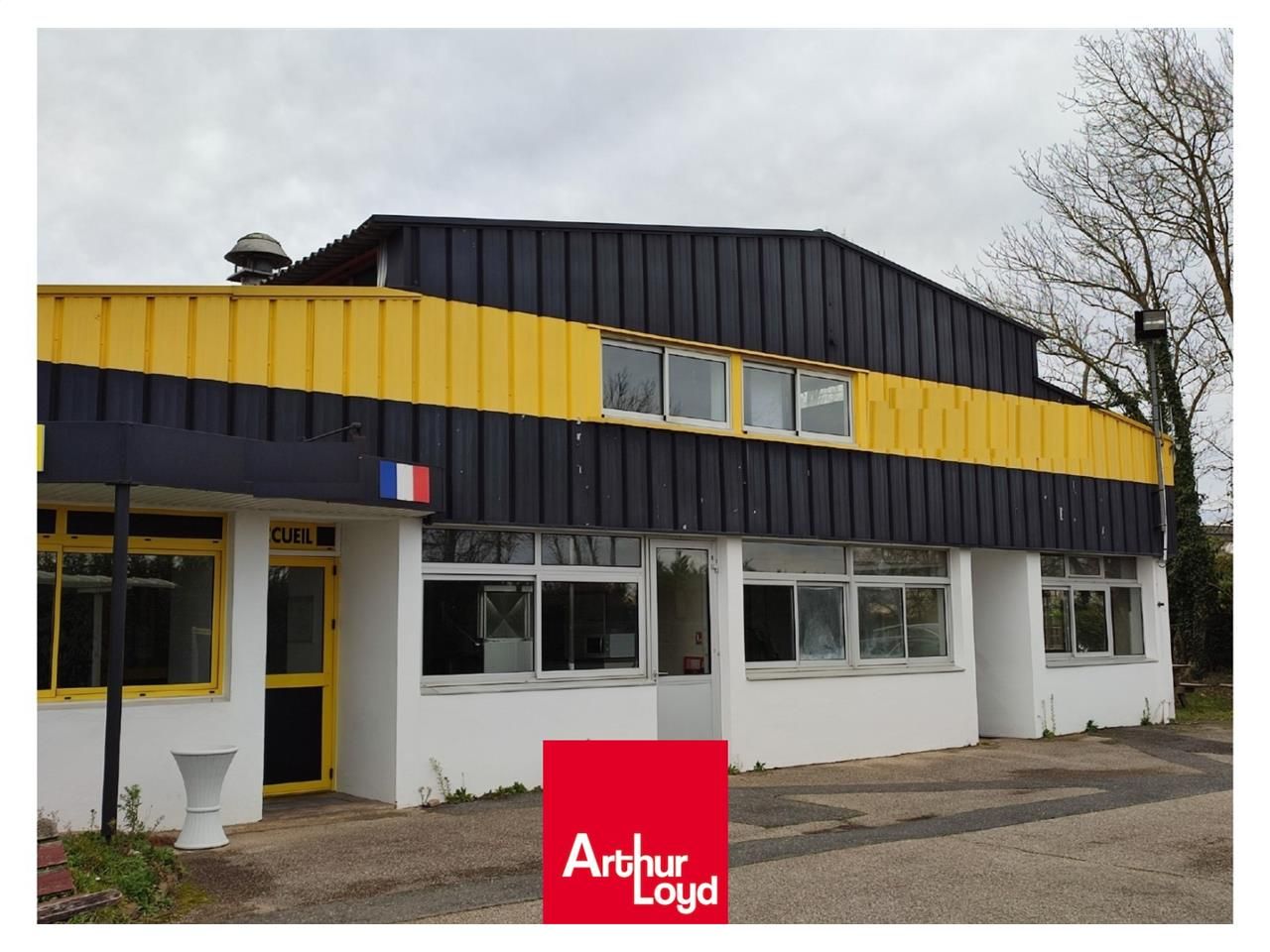 A VENDRE  LOCAUX D'ACTIVITE - SAINT-TRIVIER-SUR-M