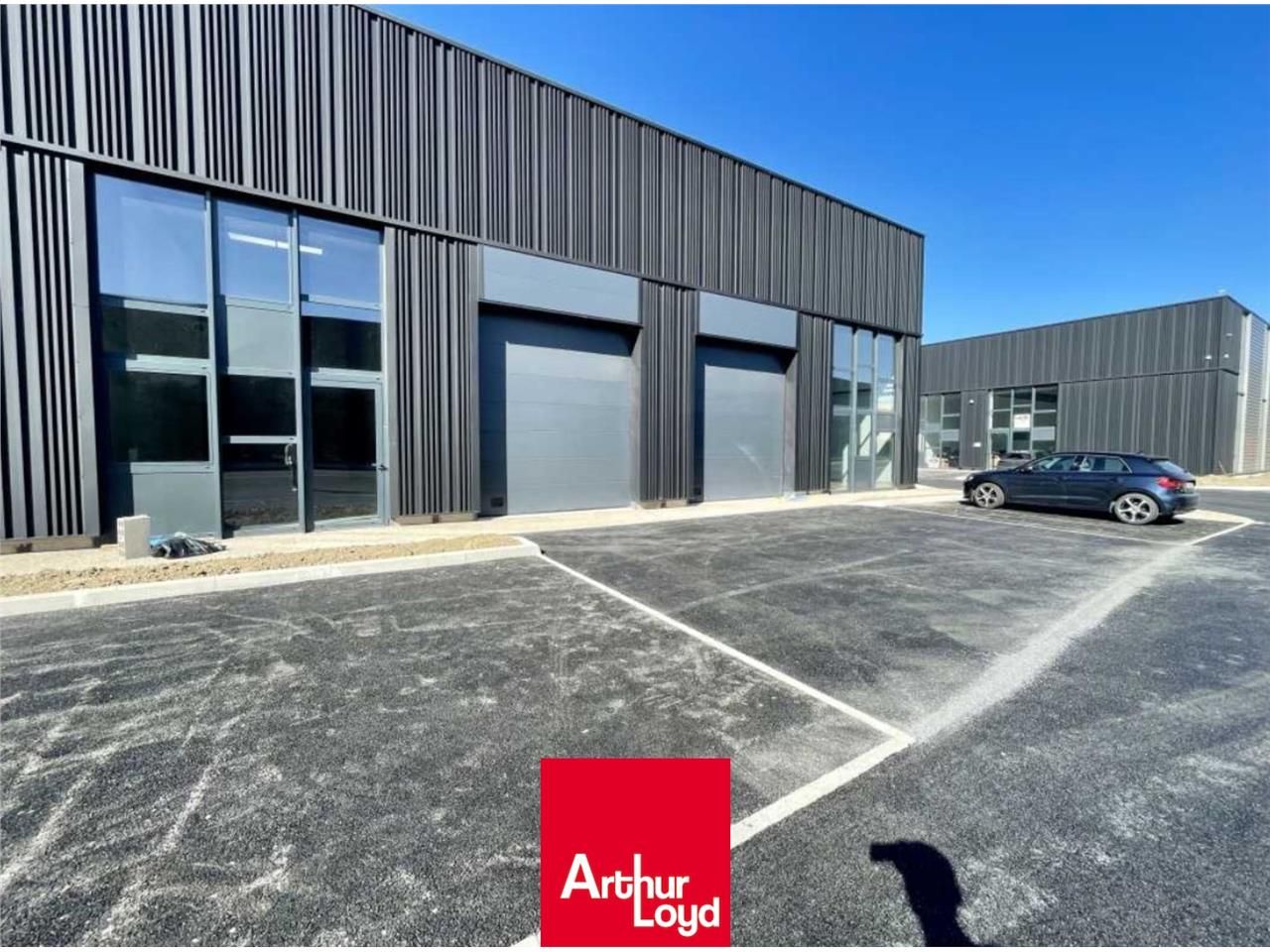 TREVOUX | A LOUER LOCAUX D'ACTIVITE Au sein de