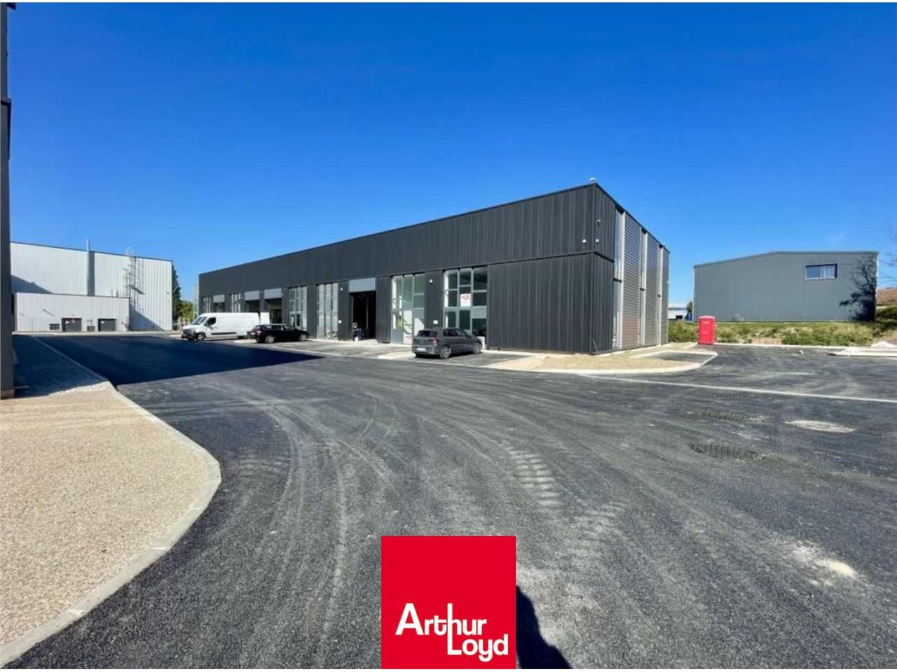 TREVOUX | A LOUER LOCAUX D'ACTIVITE Au sein de