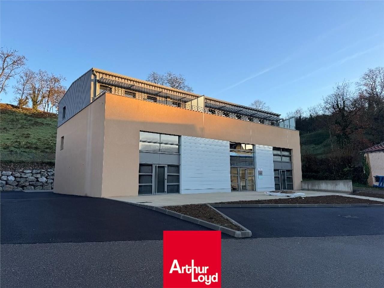 VENTE ET LOCATION | LOCAUX COMMERCIAUX | LEGNY  E