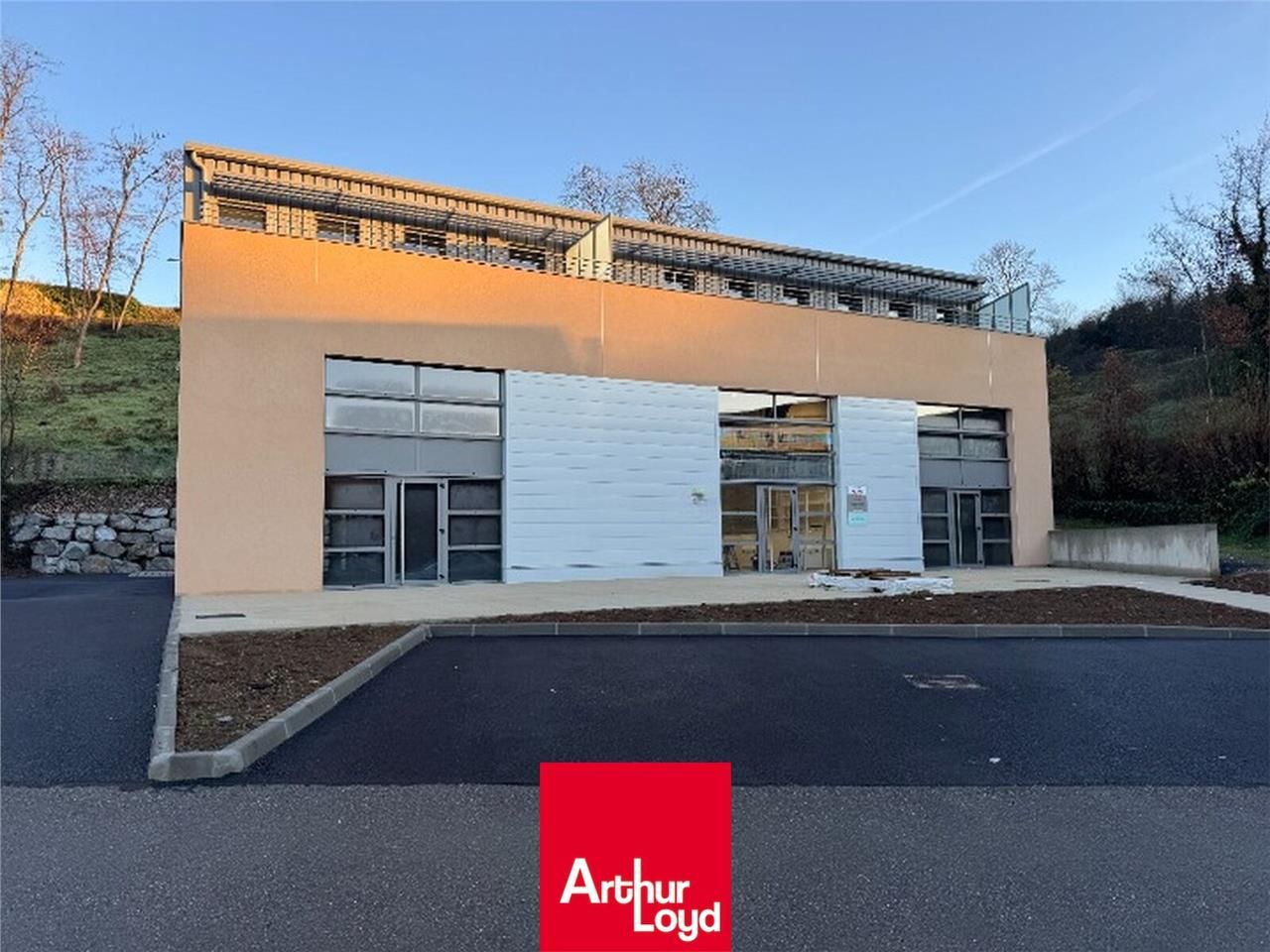 VENTE ET LOCATION | LOCAUX COMMERCIAUX | LEGNY  E