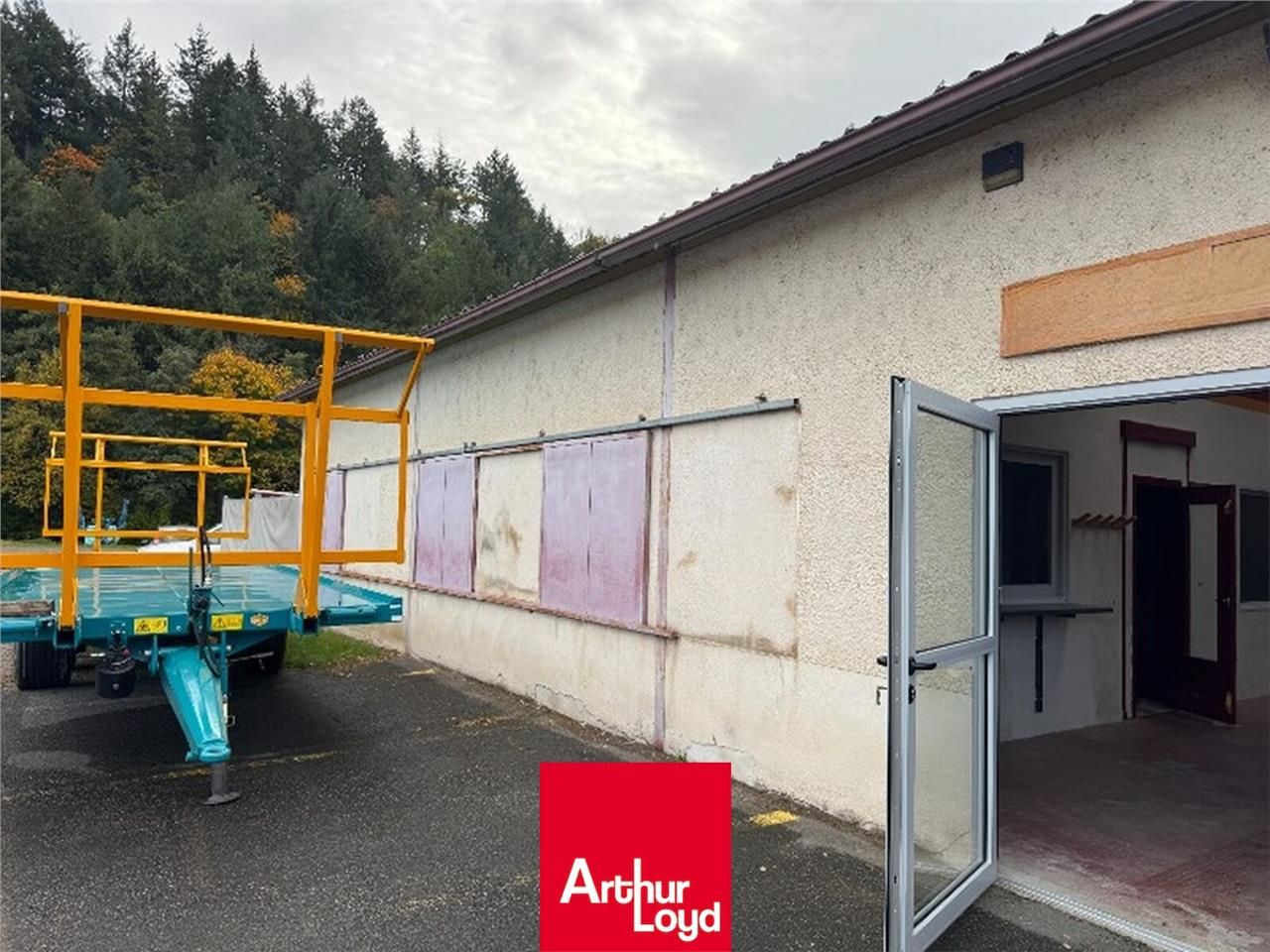 À VENDRE OU À LOUER : Local d'activités de 300 m²