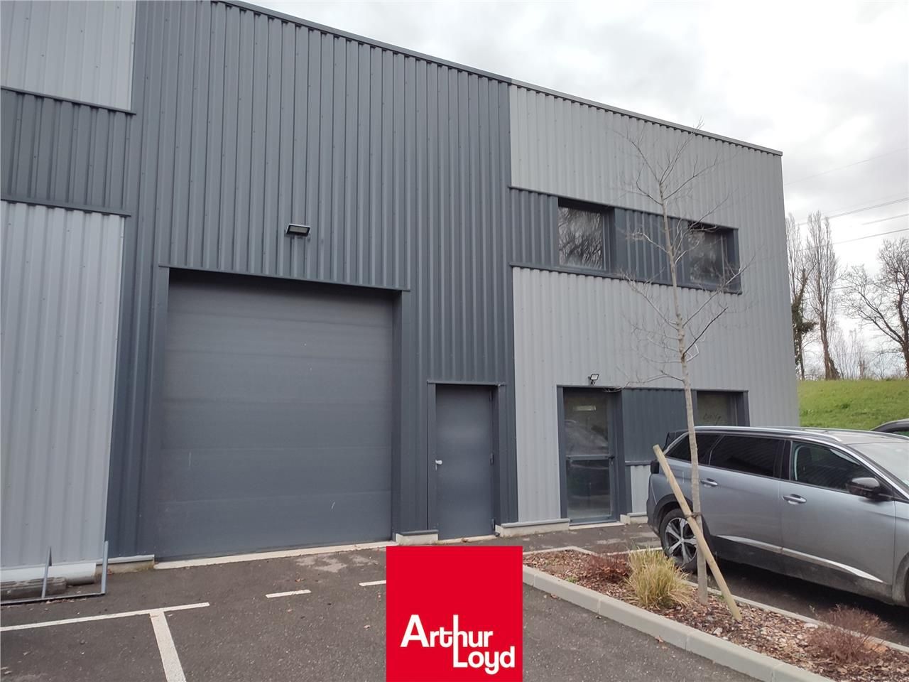 Local d'activité | A LOUER | Lyon Nord  Locaux d'