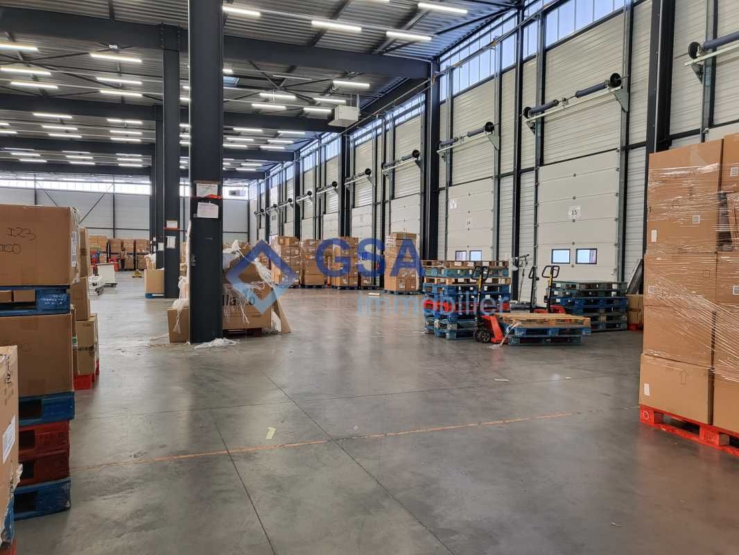 A proximité de l'autoroute A6 et de l'aéroport d'