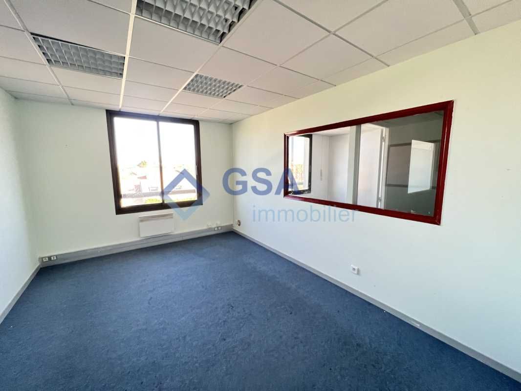 Evry, à proximité immédiate de la N7, nous vous p