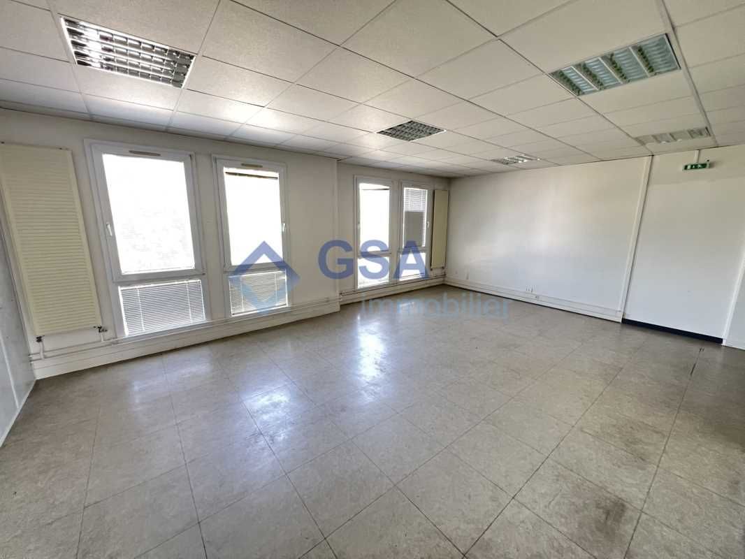 SENART, au pied de la GARE RER D de Savigny le Te