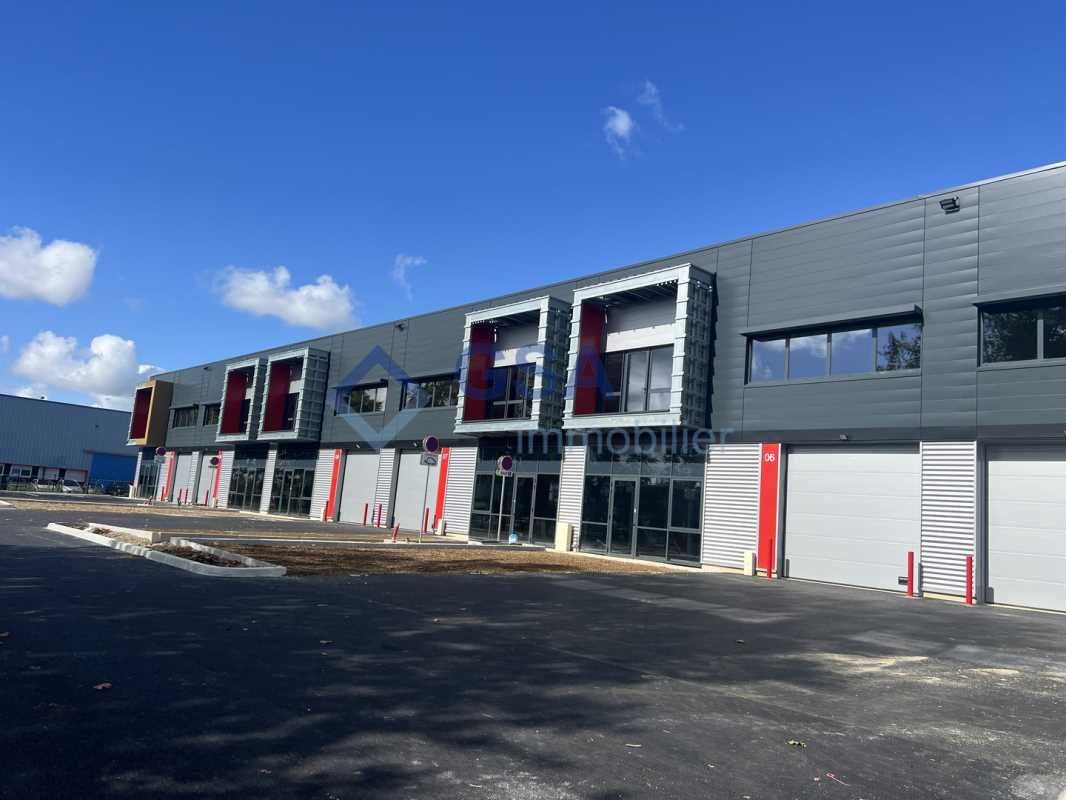 En bordure de la Francilienne N104 , au sein de l