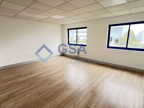 LISSES, à proximité de l'autoroute A6, au sein d'