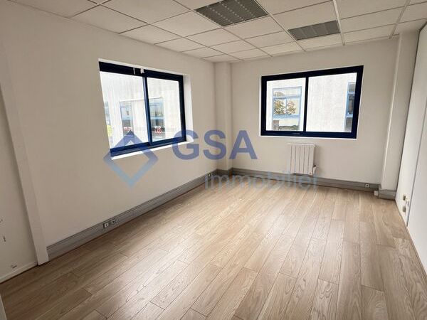 LISSES, à proximité de l'autoroute A6, au sein d'