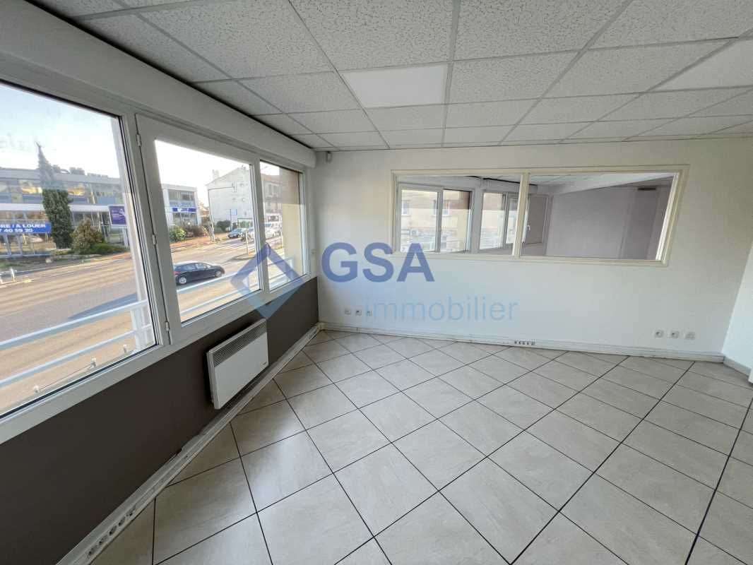 RIS-ORANGIS, à louer un local à usage de bureaux 