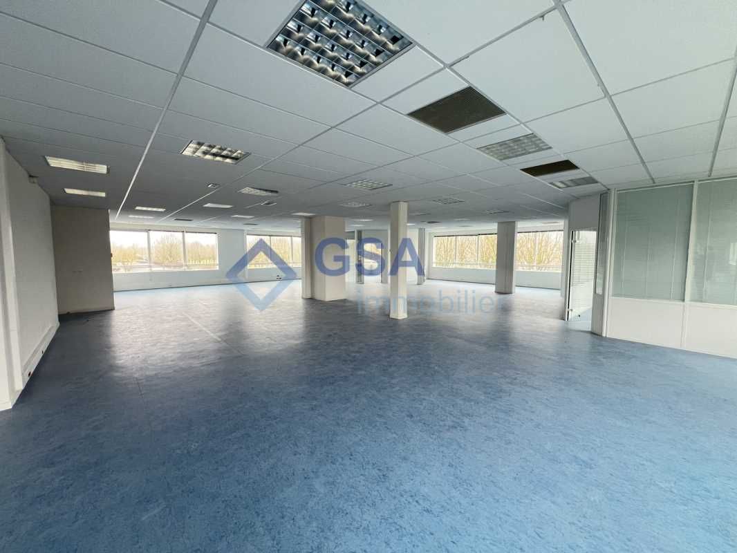 Sur la commune de LIEUSAINT (77), face au pôle re