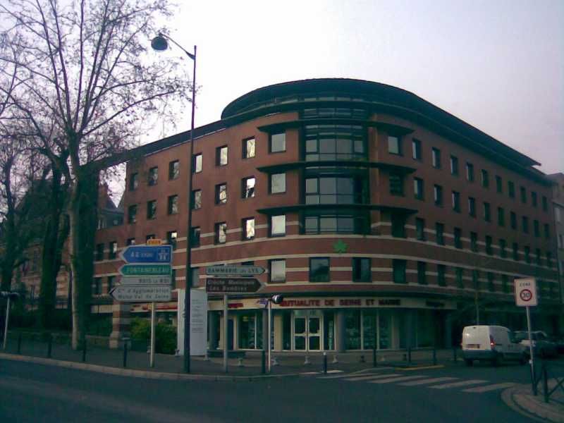 A proximité immédiate de la gare RER de MELUN et 