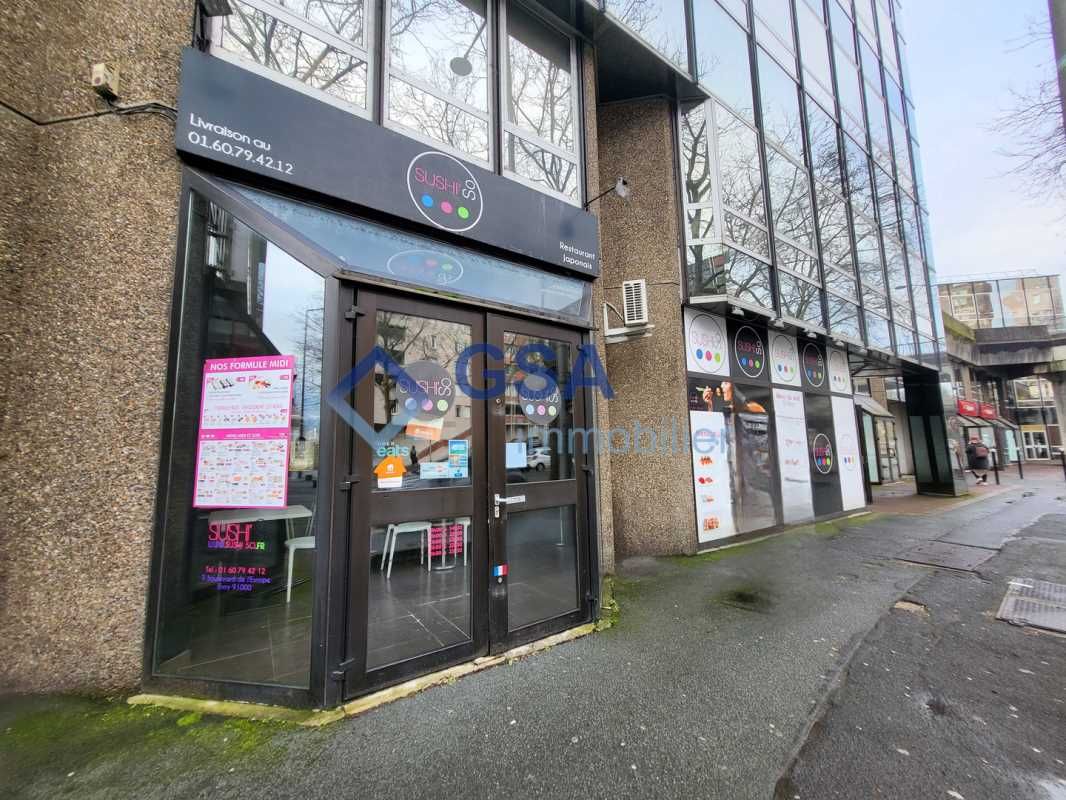 Au sein du quartier des tribunaux à ÉVRY COURCOUR