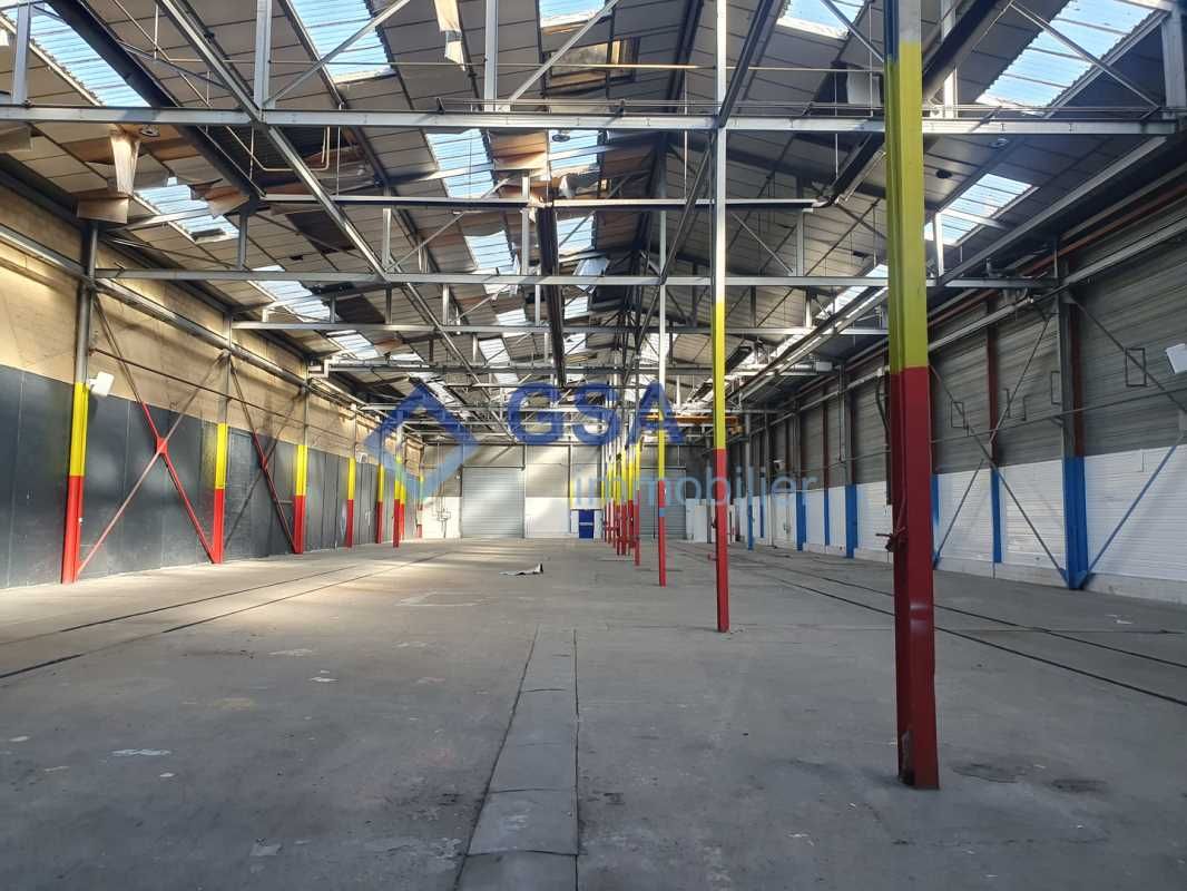 Situé au sein de la ZA de l'Apport Paris à Corbei