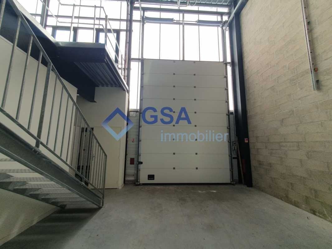 Au sein de la zone d'activités du Coudray Montcea