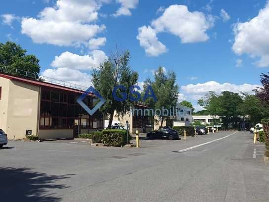 A proximité de la N104 et au coeur de la ZI de la