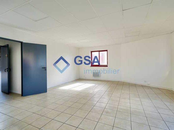 A proximité de la N104 et au coeur de la ZI de la