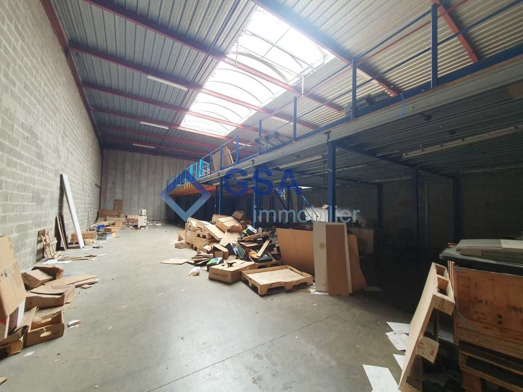 A proximité de la N104 et au coeur de la ZI de la