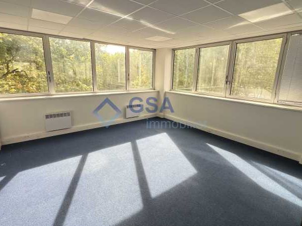 Situé sur l'Allée des Champs Elysées à EVRY-COURC